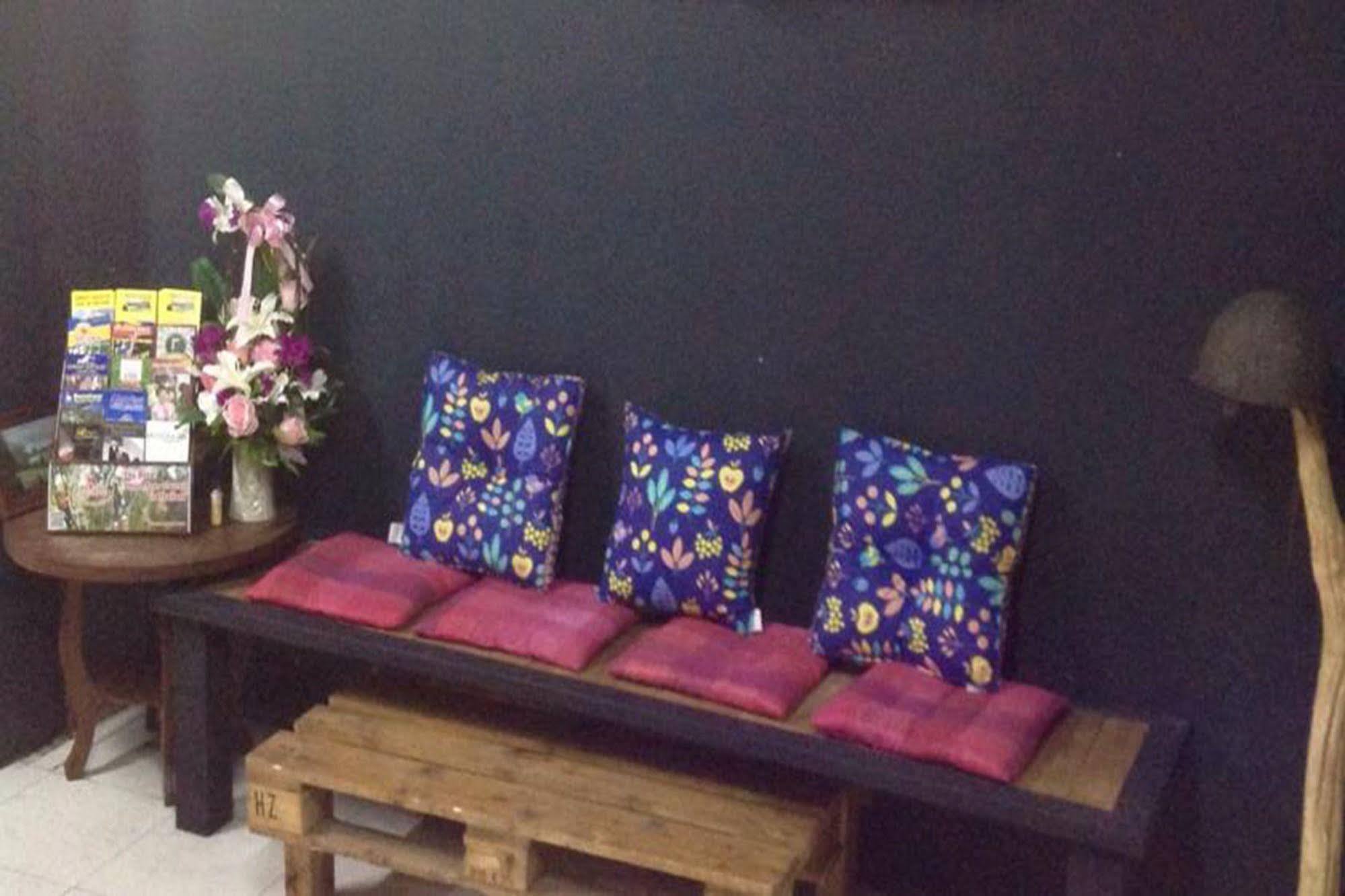 Cham Cha Hostel Chiang Mai Extérieur photo
